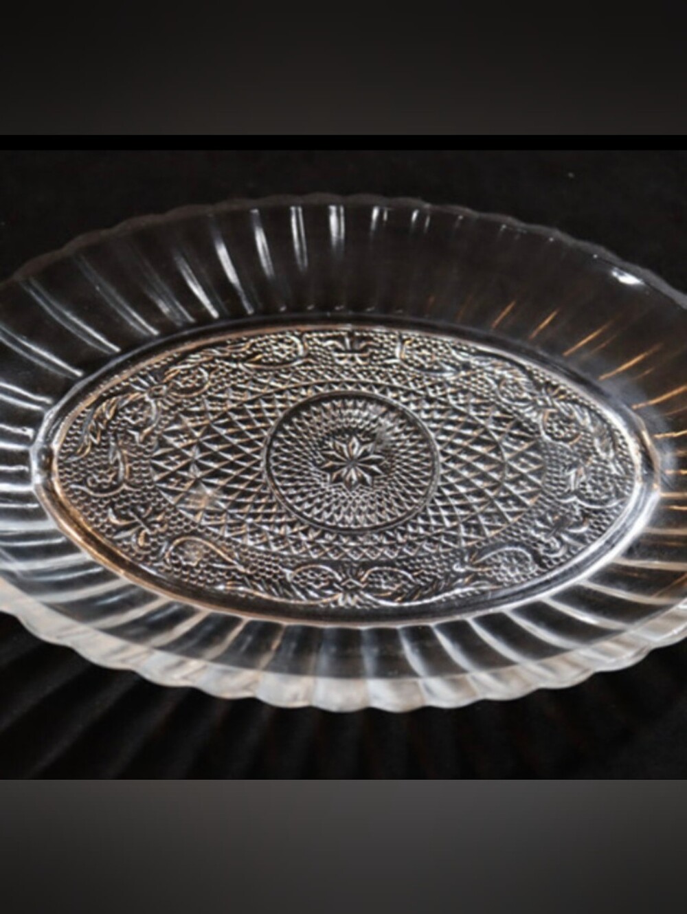 Vintage Eloquent Highly Detailed Oval Glass Serving Trinket Candy Dish 8 ½“ x 6"
